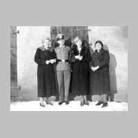 022-0294 Auf dem Hof von Samuel Brandt. Eva Mauscher-ning, Waldemar Dedat, Elsa Mauscherning und Ruth Brandt vor dem Stall..jpg
